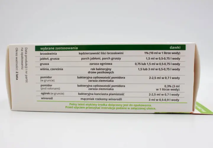 Tabela z zastosowaniami i dawkami Miedzian Extra 350 SC. Np. na kędzierzawość liści brzoskwini: 10 ml w 1 litrze wody.